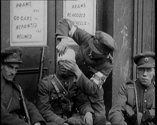 RECORD DATE NOT STATED Irish Soldiers Sitting in the Street and Tending to Their Injuries from Fighting in Dublin, 1922. From Time to Remember - Sitting Still And Going Slowly, 1922 (Reel 4); a review of events in 1922 including Irish Troubles, war between Greece and Turkey and developments in aviation and radio. Copyright:xBritishxPathexLtd HeritagexImagesxBritishxPathexLtdx IMAGO, ! ACHTUNG: AUFNAHMEDATUM GESCHÄTZT!  Copyright:BritishxPathexLtd HeritagexImagesxBritishxPathexLtdx IMAGO