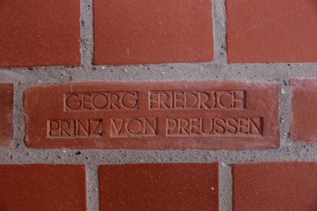 Georg Friedrich Prinz von Preussen steht als Spender auf einem vermauerten Ziegelstein im Treppenhaus des wiederaufgebauten Turms der Garnisonkirche im Rahmen einer Pressekonferenz zum Festakt zur Einweihung, Potsdam, 6. August 2024. Garnisonkirche Potsdam