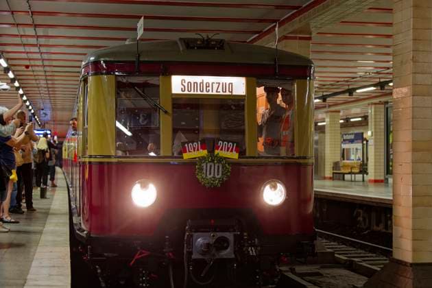 Bilder des Jahres 2024, News 08 August News Themen der Woche KW32 News Bilder des Tages 100 Jahre Berliner S-Bahn 2024-08-08 Deutschland, Berlin 100 Jahre Berliner S-Bahn: Der Verein Historische S-Bahn Berlin begeht das Jubiläum mit einem weitgehend originalgetreu restaurierten, aber mit heutiger Sicherungstechnik ausgerüsteten Olympia-Triebzug der BR ET 166 auf der Eröffnungsstrecke des elektrischen Betriebs Bernau - Berlin im heutigen Nordbahnhof (vormals Stettiner Bf).