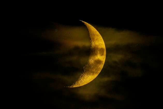 Bilder des Jahres 2024, News 08 August News Themen der Woche KW32 News Bilder des Tages Mondsichel, zunehmender Mond an bewölktem Himmel Offenbach am Main Hessen Deutschland