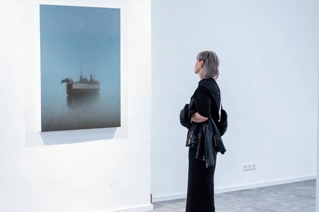 Bilder des Jahres 2024, Entertainment 08 August Entertainment Themen der Woche KW32 Besucherin schaut sich ein Bild von Urlik Moller an GER, Ausstellungseröffnung, Vernissage, Die Andere Landschaft, Ulrik Möller, Spielhalle KUNST, Greifswald