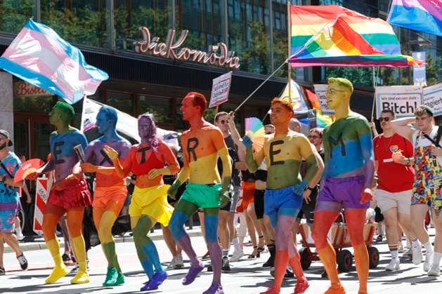 Bilder des Jahres 2024, News 08 August News Themen der Woche KW32 News Bilder des Tages 10.08.2024 Christopher Street Day CSD Frankfurt 2024 Demonstration Kundgebung Motto der LGBT-Gemeinschaft Wir sind extrem liebevoll ab Untermainkai durch die Innenstadt. Vielbunt und Queeres. Ein Zeichen für Toleranz und Gleichberechtigung Frankfurt (Main) Hessen Deutschland