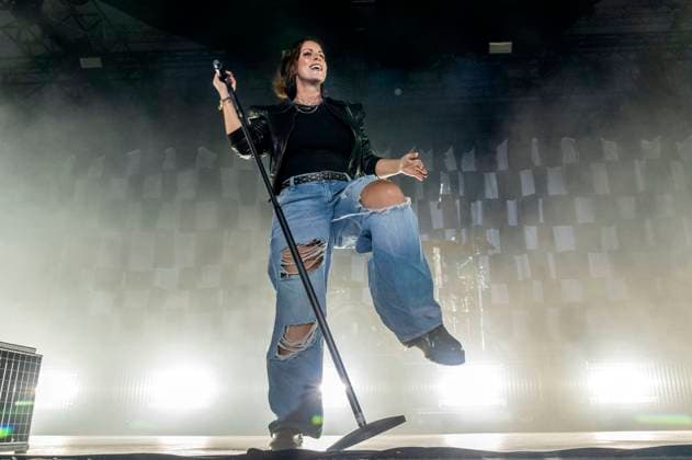 Stefanie Kloß von Silbermond live bei einem Konzert der Auf auf - Sommer 2024 -Tour auf der Gilde Parkbühne. Hannover, 10.08.2024