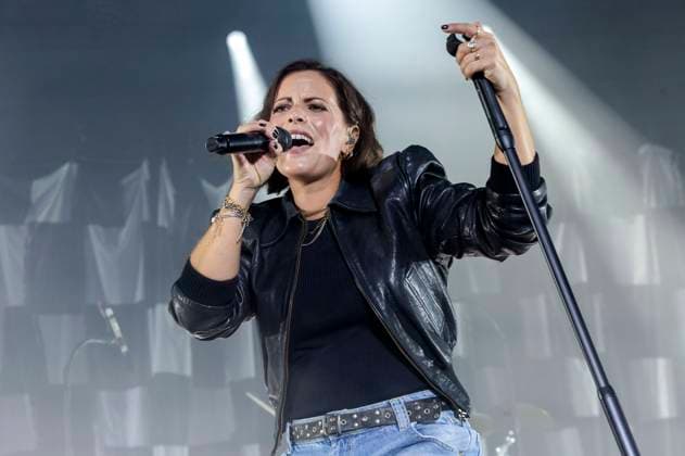 Stefanie Kloß von Silbermond live bei einem Konzert der Auf auf - Sommer 2024 -Tour auf der Gilde Parkbühne. Hannover, 10.08.2024