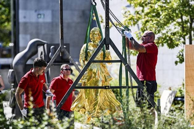 Bilder des Jahres 2024, News 08 August News Themen der Woche KW33 News Bilder des Tages Alicja Kwades Skulptur Goldelse (2021) ** NUR FÜR REDAKTIONELLE ZWECKE ** EDITORIAL USE ONLY **<p>Alicja Kwades Skulptur Goldelse (2021) wird im Skulpturengarten der Neuen Nationalgalerie aufgestellt. Die 160 Kg schwere, vergoldete Bronzefigur bezieht auf die Statue der Siegesgöttin Viktoria auf der Siegessäule, fotografiert am 12.08.2024 in Berlin. Deutschland Berlin Berlin Copyright: MaurizioxGambarini