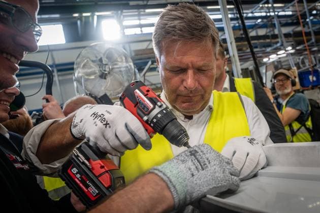 Bilder des Jahres 2024, News 08 August News Themen der Woche KW33 News Bilder des Tages Reise unter dem Motto Nachgefragt Bundesminister Robert Habeck informiert sich vor Ort zum Thema Erneuerbares Heizen - Besuch mit Werksbesichtigung beim Heizungshersteller Stiebel Eltron Der Wirtschaftsminister lässt sich die Produktion einer Wärmepumpe während seines Besuchs erläutern und führt selbst mehrere Montageschritte durch;Reise unter dem Motto Nachgefragt Bundesminister Robert Habeck informiert sich vor Ort zum Thema Erneuerbares Heizen - Besuch mit Werksbesichtigung beim Heizungshersteller Stiebel Eltron Der Wirtschaftsminister lässt sich die Produktion ein, Holzminden Niedersachsen Deutschland Betriebsgelände Stiebel Eltron