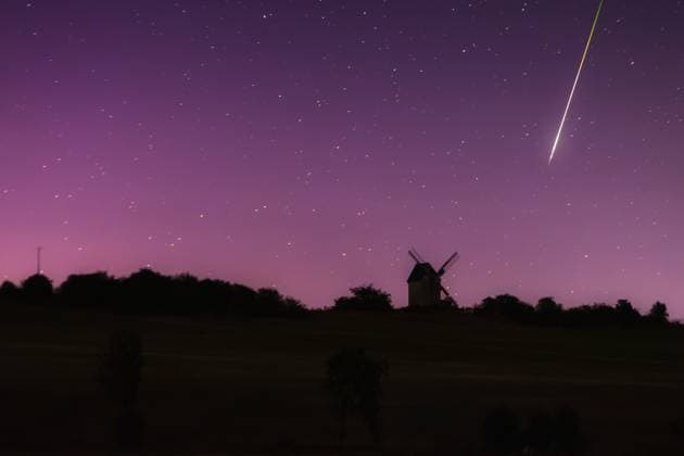 Bilder des Jahres 2024, News 08 August News Themen der Woche KW33 News Bilder des Tages Liebschützberg - Perseidenschauer über Sachsen: Polarlichter und Sternschnuppen zweite Nacht in Folge! 13.08.2024 zwischen 0 und 3 Uhr Liebschützberg, an der Bockwindmühle In der Nacht auf Dienstag gab es erneut die Möglichkeit, Polarlichter zusammen mit Meteoren des Perseiden Meteorschauers zu bewundern. Die ganze Nacht glich einer Licht-Show und Sternengucker wussten nicht, wo man zuerst hinschauen soll. Einerseits zeigten sich häufig helle Meteore, andererseits war das Nordlicht dauerhaft im Norden sichtbar, sogar wesentlich stärker als noch in der Nacht zuvor. Liebschützberg Sachsen Deutschland Copyright: xEHLxMedia TimxMeyerx 20240813_polarlichter-perseidenschauer-sachsen_4