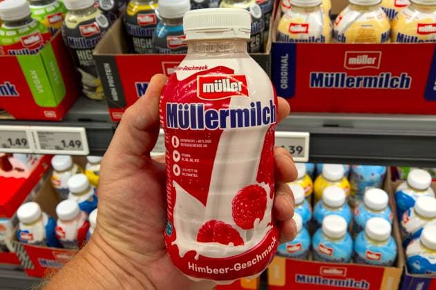 Die Unternehmensgruppe Theo Müller S.e.c.s. - UTM ist die Konzernobergesellschaft eines Lebensmittel- und Logistikkonzerns mit Sitz in Luxemburg - Stadt. Foto: Müllermilch mit Himbeer-Geschmack aus der gleichnamigen Molkerei. Plastikflasche mit Schraubverschluss