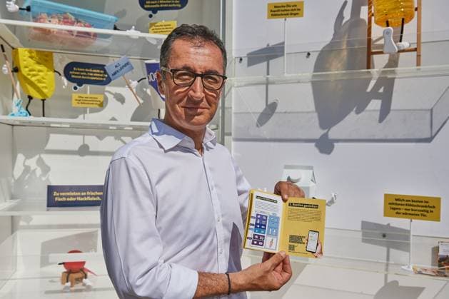 Bilder des Jahres 2024, News 08 August News Themen der Woche KW33 News Bilder des Tages Bundesernaehrungsminister Cem Oezdemir (Gruene) erklaerte am Mittwoch (14.08.2024) in Berlin, wie Lebensmittelverschwendung vermieden werden kann. Unter dem Motto Zu gut fuer die Tonne werben das Bundesministerium fuer Ernaehrung und Landwirtschaft und die Verbraucherzentrale mit einem XXL-Kuehlschrank fuer weniger Lebensmittelverschwendung. Der interaktive Kuehlschrank wird bis November in zehn deutschen Staedten Station machen und soll Antworten auf Fragen zur Lagerung von Lebensmitteln geben. (Siehe epd-Meldung vom 14.08.2024) EDITORIAL USE ONLY
