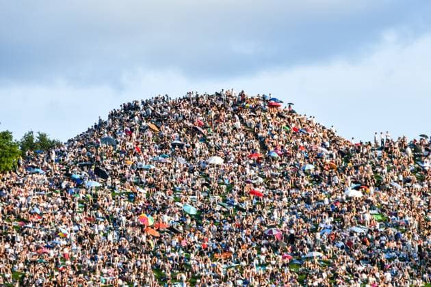 Bilder des Jahres 2024, News 08 August News Themen der Woche KW33 News Bilder des Tages München, Olympiapark, Konzert der Band Coldplay 15.08.2024, Fans der Band Coldplay treffen sich im Olympiapark von München während ei Band im Olympiastation ihr erstes Konzert gibt. Copyright. Midori Ikenouchi Alexander Trienitz München Olympiapark Bayern Deutschland