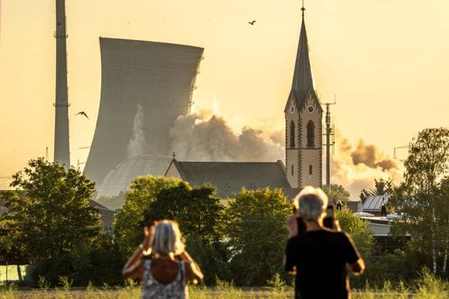 Bilder des Jahres 2024, News 08 August News Themen der Woche KW33 News Bilder des Tages Bayern, Sperrung der Kühltürme des Kernkraftwerks in Grafenrheinfeld Sprengung der Kühltürme des stillgelegten Kernkraftwerks Grafenrheinfeld, 16. August 2024 Deutschland, Grafenrheinfeld, 16. August 2024, Sprengung der Kühltürme des stillgelegten Kernkraftwerks Grafenrheinfeld, am Freitabend um 19:55 Uhr werden beide Kühltürme innerhalb von nur 30 Sekunden gesprengt, Turm rechts schon eine einzige Staubwolke, davor katholische Pfarrkirche St. Jakobus in Röthlein, Kühltürme waren jahrzehntelang Wahrzeichen der Region, das Kernkraftwerk selber ist bereits 2015 stillgelegt worden, war von 1982 bis 2015 am Netz, Symbolfoto Ende der Kernkraft, Atomkraft, Rückbau, Grafenrheinfeld liegt bei Schweinfurt, Bayern