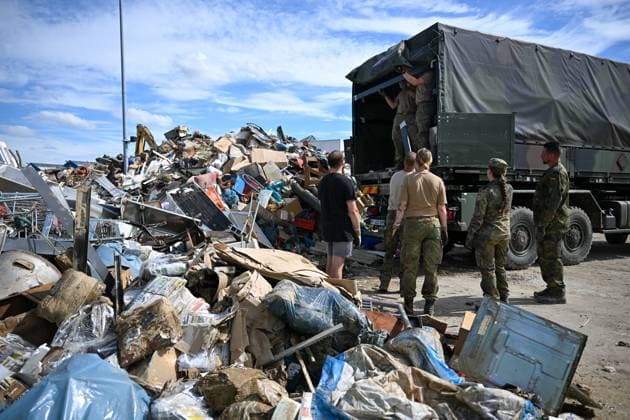 News Themen der Woche KW33 News Bilder des Tages Aufräumarbeiten nach Unwetter, Soldaten der Bundeswehr sind an einer Sammelstelle für Sperrmüll mit Arbeiten beschäftigt. Heftige Unwetter haben Straßen überflutet, Keller volllaufen und vor allem den Fluss Saalbach im Landkreis Karlsruhe extrem ansteigen lassen. Bruchsal Baden-Württemberg Deutschland Bruchsal