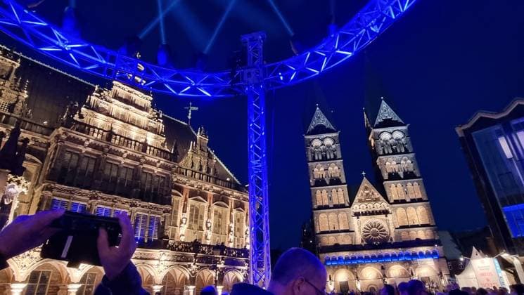 Der Bremer Marktplatz am Eröffnungsabend für das 35. Bremer Musikfest am 17. August 2024 unter dem Motto Eine große Nachtmusik. Links das historische Rathaus, in der Mitte der Bremer Dom, rechts das Haus der Bürgerschaft.