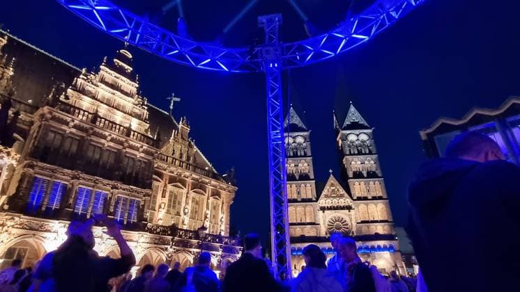 Der Bremer Marktplatz am Eröffnungsabend für das 35. Bremer Musikfest am 17. August 2024 unter dem Motto Eine große Nachtmusik. Links das historische Rathaus, daneben der Bremer Dom.