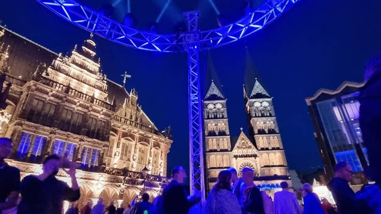 Der Bremer Marktplatz am Eröffnungsabend für das 35. Bremer Musikfest am 17. August 2024 unter dem Motto Eine große Nachtmusik. Links das historische Rathaus, daneben der Bremer Dom.
