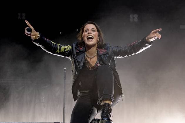 Bilder des Jahres 2024, Entertainment 08 August Entertainment Themen der Woche KW33 Entertainment Bilder des Tages Silbermond - Kunst!Rasen Bonn Gronau 2024 - 17.08.2024 Stefanie KLOß (Gesang) von der deutschen Pop Rock Band SILBERMOND beim Live Auftritt auf der Kunst!Rasen Bühne - Der Kunst!Rasen in Bonn Gronau ist eine beliebte Sommer Open Air Konzertreihe am Rande der Rheinaue am Bonner Rheinufer. 17.08.2024 Bonn Gronau Nordrhein-Westfalen Deutschland Copyright: xBonn.digitalx xMarcxJohnx