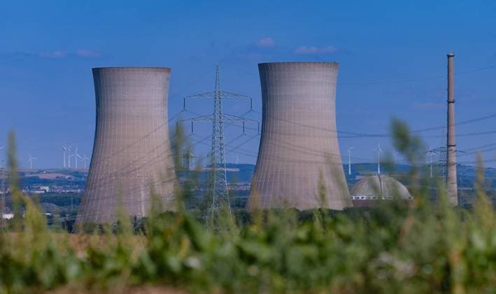 16.08.2024, xblx, AKW Grafenrheinfeld, Sprengung der Kühltürme, emwirt, am 16.08.2024 wurden die beiden Kuehltuerme des Kernkraftwerks in Grafenrheinfeld gesprengt. Das Foto zeigt die Anlage in den Stunden vor der Sprengung. Grafenrheinfeld