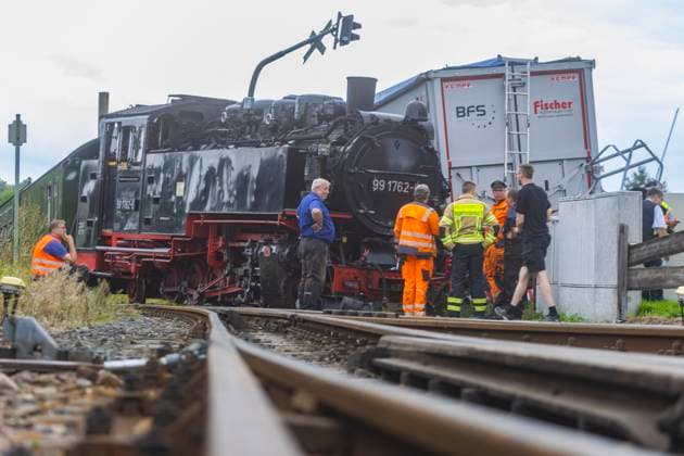 Bilder des Jahres 2024, News 08 August News Themen der Woche KW34 News Bilder des Tages Lokunfall Weißeritztalbahn Zu einem schweren Unfall zwischen ein Zug der Weißeritztalbahn und einem LKW aus dem Landkreis Mittelsachsen, kam es am Bahnübergang kurz vor dem Haltepunkt Dippoldiswalde. Dabei wurde die Dampflok, Baujahr 1933, aus den Gleisen gedrückt, es entstand ein Sachschaden in Millionenhöhe. Anwohner berichteten von einem explosionsartigen Knall. Dippoldiswalde Sachsen Deutschland