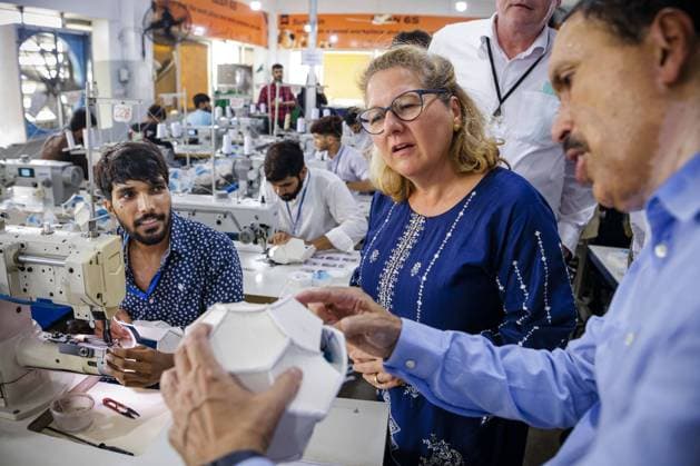 Bilder des Jahres 2024, News 08 August News Themen der Woche KW34 News Bilder des Tages Svenja Schulze (SPD), Bundesministerin fuer wirtschaftliche Zusammenarbeit und Entwicklung, beim Besuch der Anwar Khawaja Industries PVT. LTD . Hier werden Fussbaelle, unter anderem, fuer die Bundesliga hergestellt. Sialkot, 23.08.2024. Fotografiert im Auftrag des Bundesentwicklungsministeriums Sialkot Pakistan