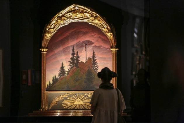 Bilder des Jahres 2024, Entertainment 08 August Entertainment Themen der Woche KW34 Entertainment Bilder des Tages Jubilaeumsschau zu Caspar David Friedrich im Albertinum Museum in Dresden. (Foto vom 23.08.2024: Das Gemaelde Das Kreuz im Gebirge (1807 1808) im Albertinum) Wenige Tage vor dem 250. Geburtstag von Caspar David Friedrich (1774-1840) oeffnen die Staatlichen Kunstsammlungen Dresden (SKD) am Samstag eine Ausstellung mit zahlreichen Werken des Malers. Im Dresdner Albertinum sind 47 Gemaelde des Kuenstlers der deutschen Romantik zu sehen. Im Kupferstich-Kabinett wird das zeichnerische Werk mit mehr als 160 Arbeiten vorgestellt. Die zweiteilige Ausstellung steht unter dem Titel Caspar David Friedrich. Wo alles begann . (Siehe epd-Meldung vom 23.08.2024) EDITORIAL USE ONLY