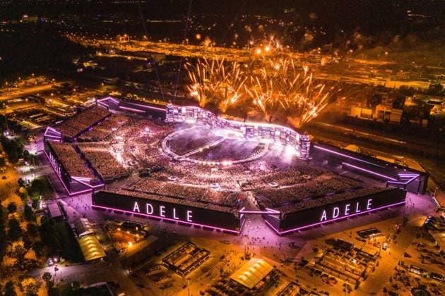 Bilder des Jahres 2024, Entertainment 08 August Adele in Muenchen - Ende der 7. Show der Europa Konzerte am 23.08.2024 auf dem Freigelaende der Messe in Muenchen Riem mit einem Feuerwerk.