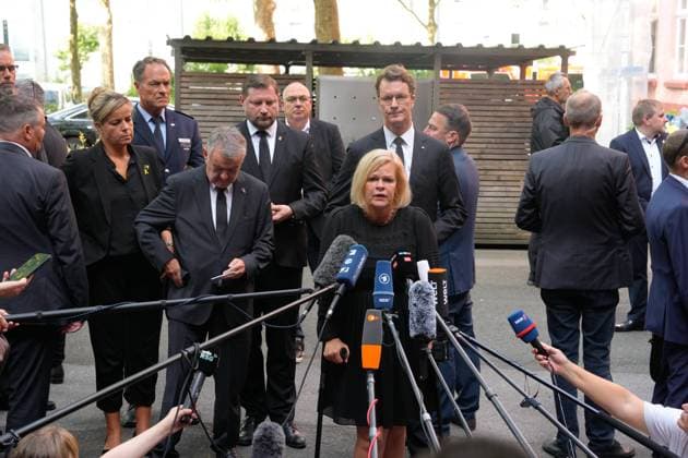 Bilder des Jahres 2024, News 08 August News Themen der Woche KW34 News Bilder des Tages Pressestatement von Innenministerin Faeser und Ministerpraesident Wuest zum Anschlag in Solingen Bundesinnenministerin Nancy Faeser gemeinsam mit Hendrik Wuest, Herbert Reul, Mona Neubaur und Tim Kurzbach beim Pressestatement nach dem Attentat im Solinger Fronhof, Solingen, 24.08.2024 Solingen Nordrhein-Westfalen Deutschland