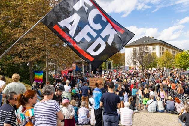 Bilder des Jahres 2024, News 08 August News Themen der Woche KW34 News Bilder des Tages Barber Angels 25082024 - Bei einer Kundgebung des Erfurter Buendnis Auf die Plaetze sind mehrere Tausend Menschen vor dem Thueringer Landtag in Erfurt zusammengekommen. Sie demonstrierten gegen einen gesellschaftlichen Rechtsruck und einen Wahlerfolg der Partei Alternative fuer Deutschland (AfD). Erfurt Thueringer Landtag Thueringen Germany