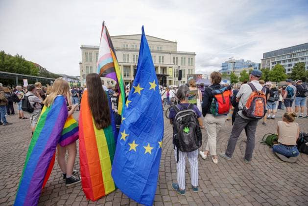 Bilder des Jahres 2024, News 08 August News Themen der Woche KW34 News Bilder des Tages Leipzig - 10.000 Menschen erwartet: Demo in Leipzig will Zeichen vor Landtagswahl setzen 25.08.2024 gegen 15 Uhr Leipzig, Augustusplatz In Leipzig werden am Sonntag Tausende Menschen zu einer Demonstration gegen Rechtsextremismus erwartet. Bei der Kundgebung Hand in Hand für Demokratie und Menschenrechte wollen die Organisatoren ein Zeichen zur Verteidigung der Demokratie vor der Landtagswahl in Sachsen am 1. September 2024 setzen. Angekündigt sind rund 10.000 Teilnehmer, wie die Stadtverwaltung mitteilte. Mit dabei ist auch Leipzigs Oberbürgermeister Burkhard Jung (SPD). Die Polizei begleitet die Versammlung ist mit einem Großaufgebot im Einsatz. Leipzig Sachsen Deutschland Copyright: xEHLxMedia MatthewxDamarellx 20240825_demokratie-demo-leipzig_16