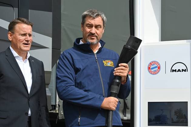 Bilder des Jahres 2024, News 08 August News Themen der Woche KW35 News Bilder des Tages v.li:Alexander Vlaskamp (Vorstandsvorsitzender der MAN Truck und Bus SE), Markus SOEDER (Ministerpraesident Bayern und CSU Vorsitzender), Startschuss zur Errichtung eines elektrischen Ladeparks fuer Nutzfahrzeuge an der Allianz Arena (Kooperationsprojekt des FC Bayern Muenchen mit MAN Truck und Bus) am 27.08.2024.