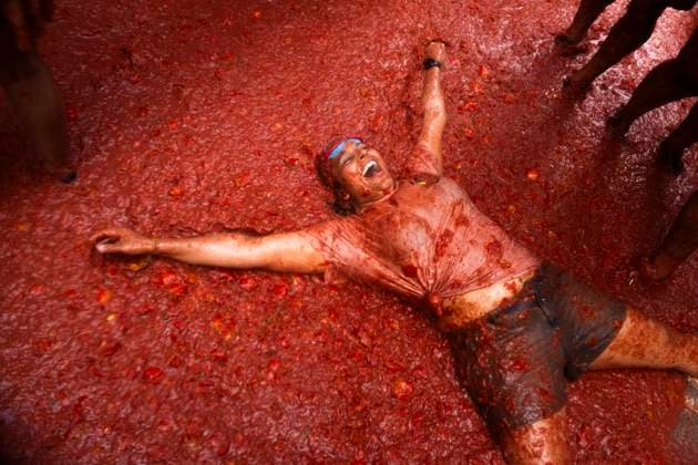 Bilder des Jahres 2024, News 08 August News Themen der Woche KW35 News Bilder des Tages Celebration of the Tomatina de Bunol 2024 A woman during the Tomatina de Bunol 2024, on August 28, 2024, in Bunol, Valencia, Valencian Community Spain Some 150,000 kilos of tomatoes prepared by the company Frutas y Verduras Massanassa arrived in six trucks yesterday, August 27, in Bunol for the celebration of the Tomatina, The tomatoes have been produced exclusively for the festival, which has been held annually on the last Wednesday of August since 1945, and since 2002 has been considered a Festival of International Tourist Interest 28 AUGUST 2024 TOMATINA FIESTA TOMATO BATALLA LAUNCHING Bunol, Valencia Valen Community Bunol, Valencia Valen Community Valen Espana Copyright: xJorgexGilx 6177910