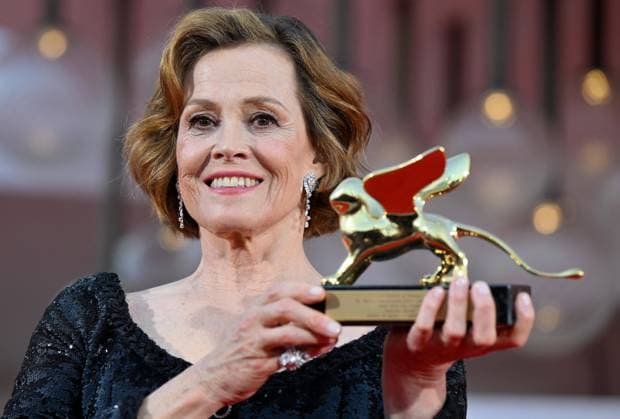 Entertainment Themen der Woche KW35 Bilder des Jahres 2024, Entertainment 08 August Entertainment Bilder des Tages August 28, 2024, Venice, ITALY: US actor Sigourney Weaver poses after she received the Golden Lion for Lifetime Achievement Award during the Venice International Film Festival, in Venice, Italy, 28 August 2024. The 81st edition of the Venice Film Festival runs from 28 August to 07 September 2024. ANSA ETTORE FERRARI Venice ITALY  - ZUMAa110 20240828_zaf_a110_113 Copyright: xEttorexFerrarix