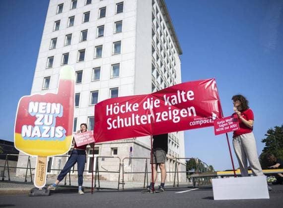 Bilder des Jahres 2024, News 09 September News Themen der Woche KW35 News Bilder des Tages 2024 LANDTAGSWAHL THÜRINGEN - THÜRINGER LANDTAG ** NUR FÜR REDAKTIONELLE ZWECKE ** EDITORIAL USE ONLY **<p>01 09 2024-Erfurt: 2024 Landtagswahl Thüringen - Stimmabgabe im Foto: Demonstranten am Nachmittag vor dem Thüringer Landtag ( Deutschland Thueringen Erfurt Copyright: SaschaxFromm