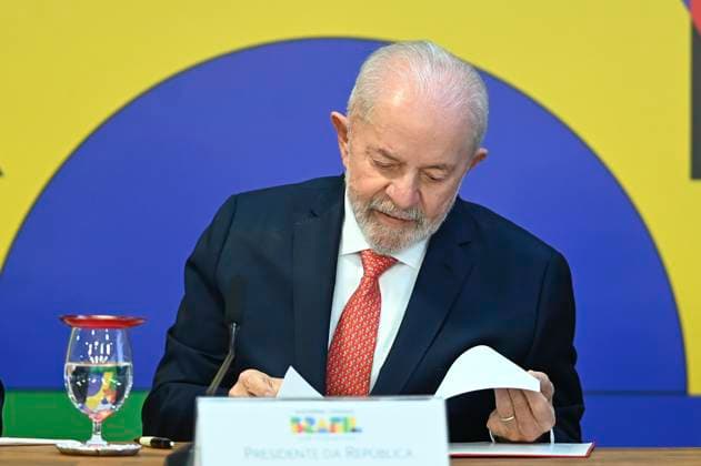 Brazilian President Luiz Inacio Lula Da Silva Congratulates The Best Schools In Brazil. The President of Brazil Luiz Inacio Lula da Silva and the Minister of Education Camilo Santana take part in the ceremony to recognize the IDEB Grade 10 schools at the Planalto Palace in Brasilia, Brazil, on September 4, 2024. Brasilia DIstrito Federal Brazil  Copyright: xTonxMolinax originalFilename: molinaneto-brazilia240904_npMtv