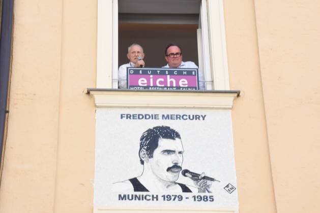 Bilder des Jahres 2024, Entertainment 09 September Entertainment Themen der Woche KW36 Entertainment Bilder des Tages Sepp Sattler Clemens Baumgaertner Wirtschaftsreferent Freddie Mercury Mosaik Muenchen 05.09 2024 Deutschen Eiche Hotel Reichenbachstrasse 13 Mosaik -Enthuellung des Denkmals fuer Freddie Mercury zum 78. Geburtstag -an der Fassade -Ehrung der heutigen Besitzer nun in Form eines Mosaiks ein Denkmal an der Hotelfassade setzen. Der Kuenstler Franco Notonica mit Herbi Hauke Rockmuseum und Nicola Bardola Buchautor Mercury in Muenchen Entstand, das Kunstwerk Muenchen