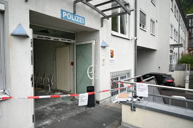 Bilder des Jahres 2024, News 09 September News Themen der Woche KW36 Macheten-Angriff auf Polizeiinspektion in Linz am Rhein schockt Rheinland-Pfalz 06.09.24, Am Gericht, Linz am Rhein, Alexander Franz RLP Deutschland
