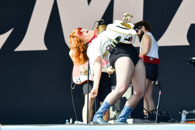 Bilder des Jahres 2024, Entertainment 09 September Entertainment Themen der Woche KW36 Entertainment Bilder des Tages Entertainment Musik, Lollapalooza Berlin 2024 08.09.2024, xdanx, Entertainment Musik, Lollapalooza Berlin 2024, v.l. Die Saengerin CMAT beim Lollapalooza Festival im Berliner Olympiastadion auf der Buehne. Die achte Ausgabe des Musikfestivals findet am Wochenende des 7. und 8. September 2024 im Olympiastadion und Olympiapark in Berlin statt. Berlin Olympiastadion Berlin Berlin Deutschland (DE) Copyright: xDanielxLakomskix