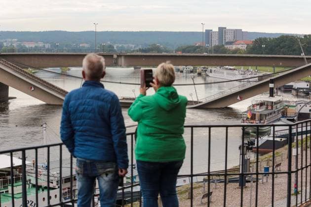 Bilder des Jahres 2024, News 09 September News Themen der Woche KW37 In Dresden ist in der Nacht zu Mittwoch die Carolabruecke zum Teil eingestuerzt (Foto vom 11.09.2024). Von dem Unglueck seien auch zwei Fernwaermeleitungen betroffen, teilte die Feuerwehr Dresden am Mittwoch mit. Menschen seien nach bisherigen Erkenntnissen nicht zu Schaden gekommen. Es bestehe nach wie vor akute Einsturzgefahr. Die Carolabruecke ist eine Hauptverkehrsader in Dresden. Sie verbindet den Stadtteil Neustadt mit der Altstadt. Bei dem naechtlichen Unglueck sind laut Feuerwehr Brueckenteile des Strassenbahnbereichs auf einer Laenge von etwa 100 Metern in die Elbe gestuerzt. (Siehe epd-Meldung vom 11.09.2024) EDITORIAL USE ONLY