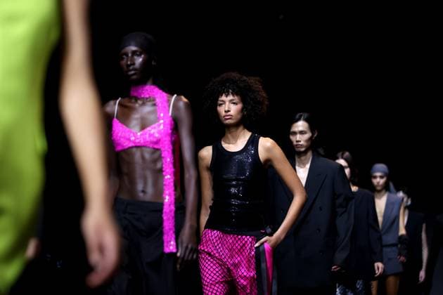(240913) -- LONDON, Sept. 13, 2024 -- Models present creations at HU BING SELECTS show during the London Fashion Week in London, Britain, Sept. 12, 2024. ) BRITAIN-LONDON-HU BING SELECTS-LONDON FASHION WEEK LixYing