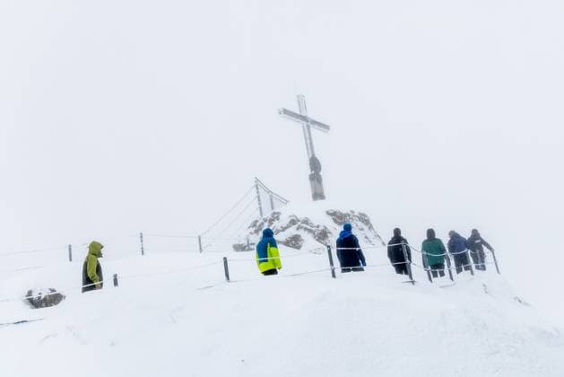 Bilder des Jahres 2024, News 09 September News Themen der Woche KW37 News Bilder des Tages Tief Anett - Schnee in den bayerischen Alpen Die Höhenlagen der Allgäuer Alpen am Gipfelkreuz am Nebelhorn sind tief verschneit., Oberstdorf Bayern Deutschland