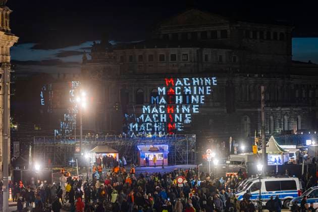 Bilder des Jahres 2024, Entertainment 09 September Entertainment Themen der Woche KW37 Entertainment Bilder des Tages Kraftwerk Konzert Dresden Einziges Deutschland-Konzert 2024 vor der Dresdner Semperoper. Die legendären Techno- und Electro-Pioniere Kraftwerk spielen in diesem Jahr ein einziges Konzert in Deutschland. Dresden Sachsen Deutschland