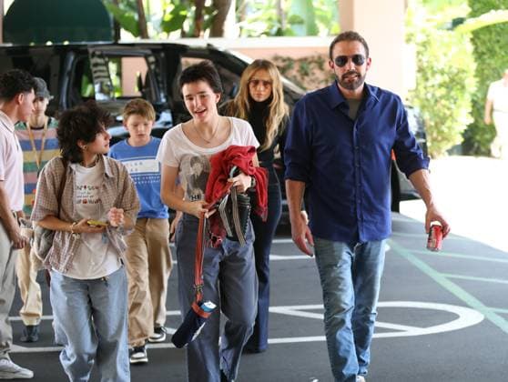 Ben Affleck and Jennifer Lopez are seen going out to lunch together amid divorce news. Featuring: Ben Affleck, Jennifer Lopez, Samuel Affleck, Max Muniz, Emme Muniz, Seraphina Affleck Where: Los Angeles, California, United States When: 14 Sep 2024 Credit: BauerGriffin INSTARimages EDITORIAL USE ONLY. NOT FOR USE BY NEWSPAPERS BASED IN THE UK. Copyright: xBellocqimagesx instar54124223