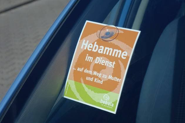 Schild Hebamme im Dienst Schild Hebamme im Dienst, 12.09.2024. Borkwalde, Brandenburg, In einem Auto befindet sich ein Schild mit dem Schriftzug Hebamme im Dienst.
