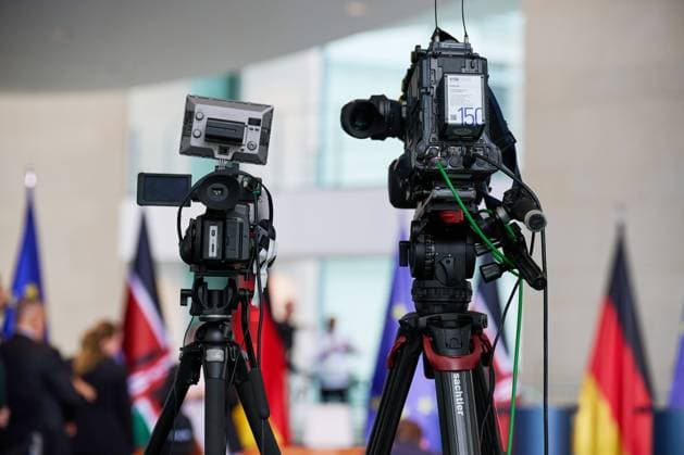 Fernsehkameras auf Stativen bei einer Pressekonferenz im Bundeskanzleramt in Berlin (Themenfoto vom 13.09.2024).