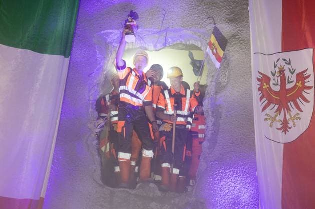 Bilder des Jahres 2024, News 09 September News Themen der Woche KW38 News Bilder des Tages Pfons 17.09.2024, Sillschlucht, Pfons, AUT, Brenner Basistunnel, Medientermin, Durchschlagfeier Baulose H41 Sillschlucht Pfons und H21 Sillschlucht , im Bild Brenner Basistunnel-Mineure nach erfolgtem Durchstich during the Breakthrough ceremony for construction lots H41 Sillschlucht - Pfons and H21 Sillschlucht. Sillschlucht in Pfons, Austria on 2024 09 17. Expa