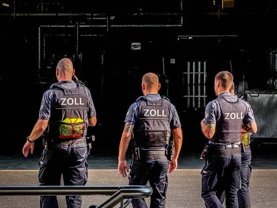 Zollbeamte, Zollkontrollen, Grenzschutz, illegale Einwanderung, Sicherheitsmaßnahmen, Drogenrazzien, Schmuggelbekämpfung, Zolloperationen, Terrorabwehr, Menschenhandel, EU-Außengrenzen, innere Sicherheit, Zollüberwachung, nationale Sicherheit, Zollvergehen, Grenzkriminalität, präventive Maßnahmen, Zollfahndung, Kontrolle von Warenströmen, Festnahmen, Ermittlungen, Einsatzkräfte, Symbolfoto. Copyright: xJOERANxSTEINSIEKx