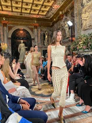 (240918) -- LONDON, Sept. 18, 2024 -- Models present creations of Chinese designer Zhong Zixin during a fashion show in London, Britain, Sept. 17, 2024. TO GO WITH Emerging Chinese designer shines with London fashion show ) BRITAIN-LONDON-FASHION SHOW-CHINESE DESIGNER JinxJing
