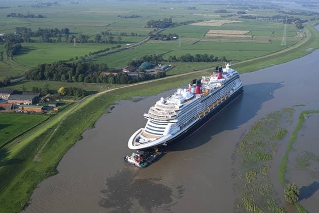 Bilder des Jahres 2024, News 09 September News Themen der Woche KW38 News Bilder des Tages Meyer Werft überführt neues Kreuzfahrtschiff Disney Treasure Das neugebaute Kreuzfahrtschiff Disney Treasure hat die Meyer Werft verlassen und wird mit Schleppern über die Ems gezogen. Die Werft begann heute Vormittag mit der Überführung des rund 340 Meter langen Kreuzfahrtschiffes über die Ems von Papenburg Richtung Eemshaven. Papenburg Niedersachsen Deutschland