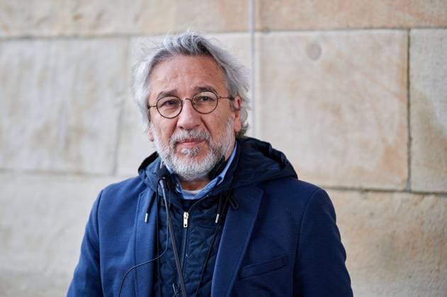 Bilder des Jahres 2024, Entertainment 09 September Entertainment Themen der Woche KW39 News Bilder des Tages Autor und Journalist Can Dündar anlässlich Enthüllung der Gedenktafel für den türkischen Sänger und Komponisten Ne??et Erta?? (Neset Ertas) am U-Bahnhof Bülowstraße in Berlin-Schöneberg. Author and journalist Can Dündar on the occasion of the unveiling of the memorial plaque to the Turkish singer and composer Ne??et Erta?? (Neset Ertas) at Bülowstraße subway station in Berlin-Schöneberg. snapshot-photography F.Boillot