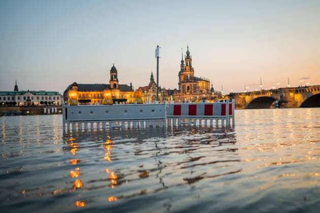Bilder des Jahres 2024, News 09 September News Themen der Woche KW38 News Bilder des Tages HOCHWASSER IN DRESDEN 19 09 2024 - Dresden: Eine Absperrung des Elberadwegs steht im Hochwasser. Dahinter sieht man die Augustusbrücke, die Brühlschen Terrassen und die Dresdner Hofkirche. Die Elbe in Dresden führt am 19. September 2024 Hochwasser. _________________