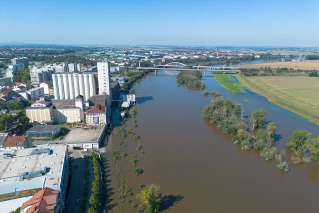 Bilder des Jahres 2024, News 09 September News Themen der Woche KW38 News Bilder des Tages Elbehochwasser in Riesa Das Hochwasser der Elbe kommt der Stadt Riesa sehr nah. Derzeit ist der Pegel am sinken und hatte zuletzt einen Wert von 647cm an der Messstelle. >>> Luftaufnahme mit einer Drohne <<< Riesa Sachsen Deutschland
